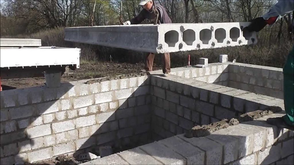 Укладка плит перекрытий на цоколь 193